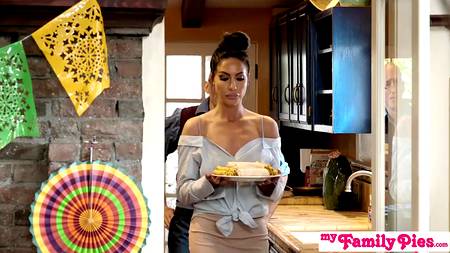 Выносливый парень смачно отжарил молодых нимфоманок толстым болтом