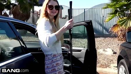 Агент раскрутил грудастую молодуху поучаствовать в порно кастинге