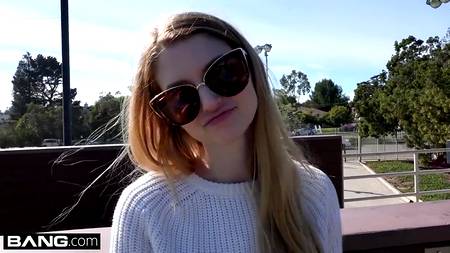 Агент раскрутил грудастую молодуху поучаствовать в порно кастинге