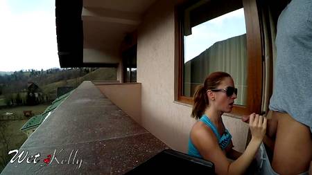 Чувак ебет на балконе рыжеволосую бестию с шикарными сиськами