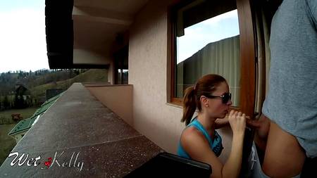 Чувак ебет на балконе рыжеволосую бестию с шикарными сиськами