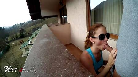 Чувак ебет на балконе рыжеволосую бестию с шикарными сиськами