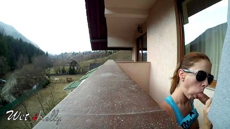 Чувак ебет на балконе рыжеволосую бестию с шикарными сиськами