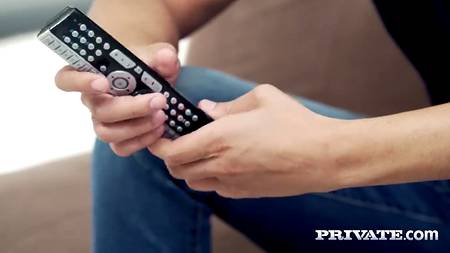 Кавалер растягивает анал огромным членом роскошной давалке