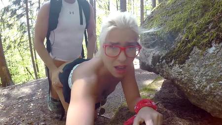 Сексапильная сучка отдалась на природе ненасытному любовнику