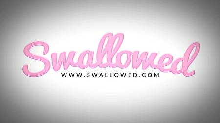 Жопастые нимфы ублажают хахаля групповым минетом с дрочкой сиськами