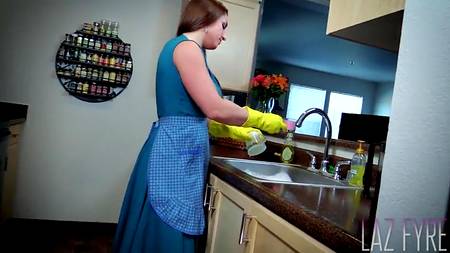 Мужик ебет промеж сисек горячую даму с аппетитными формами тела