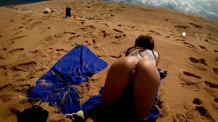 Загорелая красавица отдалась на пляже во время любительской видеосъемке