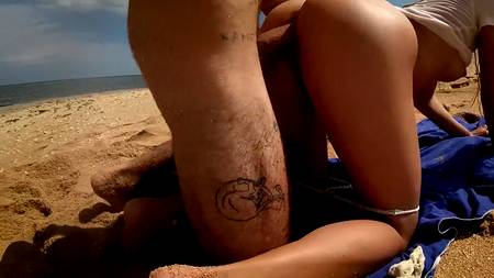 Загорелая красавица отдалась на пляже во время любительской видеосъемке