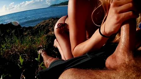 Деваха в сексуальном бикини балует хахаля неугомонным сексом на улице