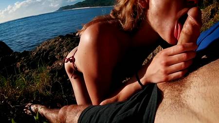 Деваха в сексуальном бикини балует хахаля неугомонным сексом на улице