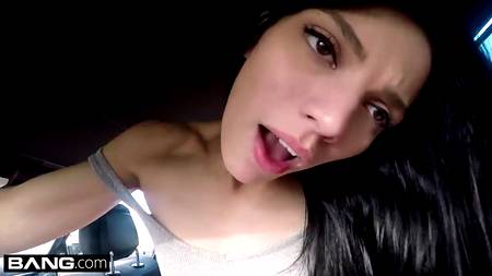 Плоская сучка оргазмирует от первого лица на толстом члене хахаля