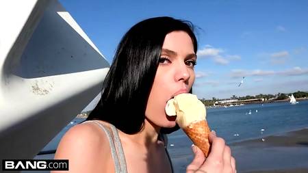 Плоская сучка оргазмирует от первого лица на толстом члене хахаля