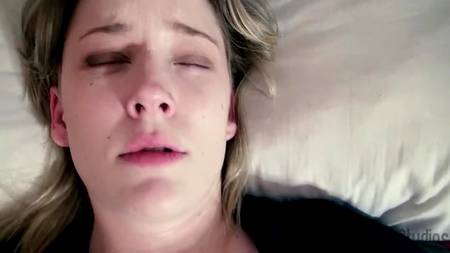 Пацан ебет спящую блондинку и снимает процесс на любительскую камеру