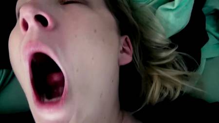 Пацан ебет спящую блондинку и снимает процесс на любительскую камеру