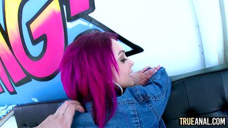 Розоволосая сучка сняла с себя трусы и отдалась бойфренду в анус
