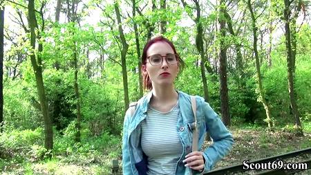 Пикапер отодрал в лесу симпатичную рыжую девку с плоской грудью