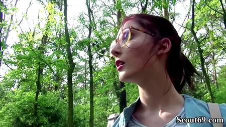 Пикапер отодрал в лесу симпатичную рыжую девку с плоской грудью