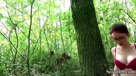 Пикапер отодрал в лесу симпатичную рыжую девку с плоской грудью