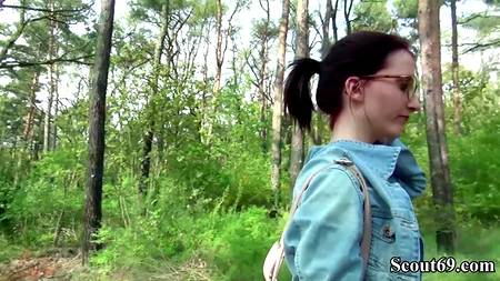 Пикапер отодрал в лесу симпатичную рыжую девку с плоской грудью