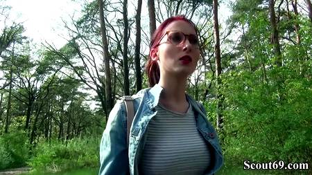 Пикапер отодрал в лесу симпатичную рыжую девку с плоской грудью