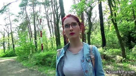 Пикапер отодрал в лесу симпатичную рыжую девку с плоской грудью