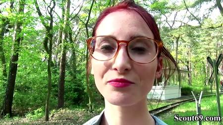 Пикапер отодрал в лесу симпатичную рыжую девку с плоской грудью