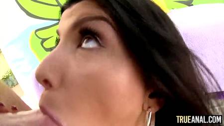 Красивый анальный секс с роскошной брюнеткой с очень большой грудью