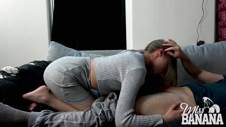 Блондинка с маленькой грудью наслаждается членом заведенного чувака