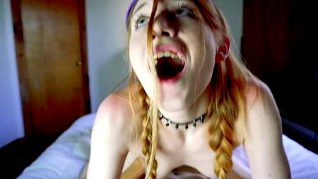 Балдеющая на члене бестия исполняет желания пацана в аматорском порно