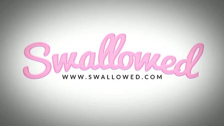 Симпатичная краля пускает слюни отсасывая огромный член