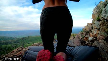 Безотказная сучка удовлетворяет аналом пошлого пихаря на улице