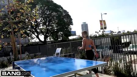 Зрелая кобылка балдеет на хую выносливого в сексе мужчины