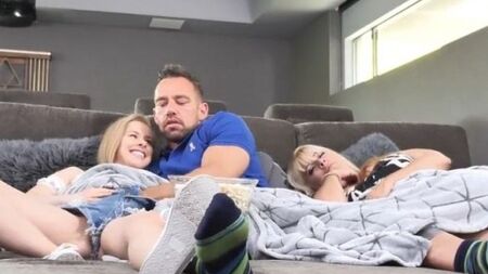 Мускулистый самец изменяет спящей девушке с ее светловолосой подругой