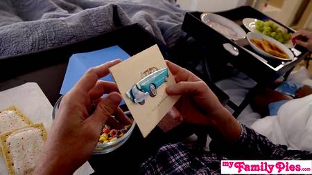 Зрелый хахаль изменяет женушке с молодой давалкой на диване