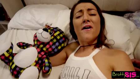 Пацан скрутил и оттрахал симпотную сучку с настоящими сиськами