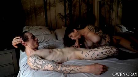 Красотка в тату оргазмирует на огромном хую трахающего чувака