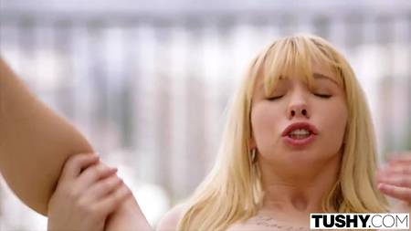 Оприходовал во все дыры миниатюрную блондинку с натуральной грудью