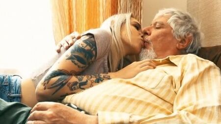 Молодая нимфа соблазнила и объездила фаллос зрелого мужика