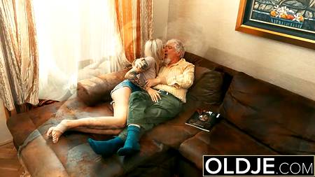 Молодая нимфа соблазнила и объездила фаллос зрелого мужика