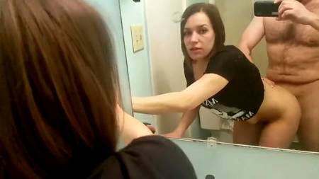 Мужик снимает на телефон как дрючит в ванной брюнетку с большой жопой