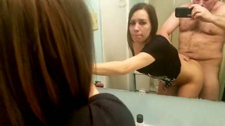 Мужик снимает на телефон как дрючит в ванной брюнетку с большой жопой