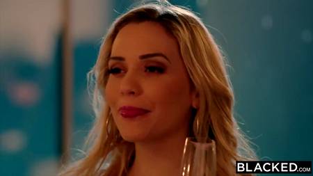 Жопастая нимфа Mia Malkova проглотила камшот удовлетворенного негра