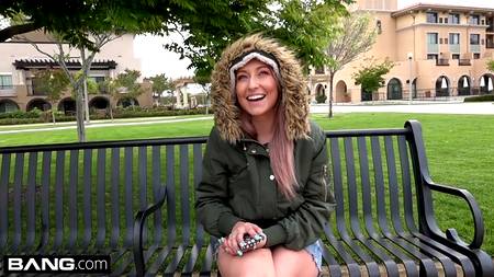 Порно агент запикапил на улице шикарную девку готовую полностью отдаться