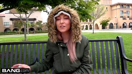 Порно агент запикапил на улице шикарную девку готовую полностью отдаться