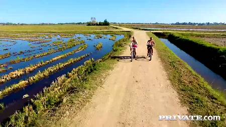 Парни отымели на пикнике толстушек с огромными буферами