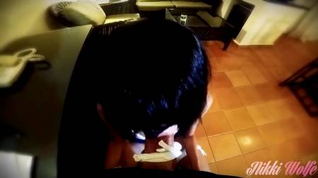 Удовлетворенный мужчина кончил в стакан и дал сучке испить из него