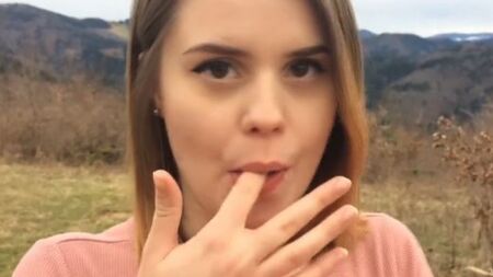 Похотливая парочка ебется на природе в интересных позах