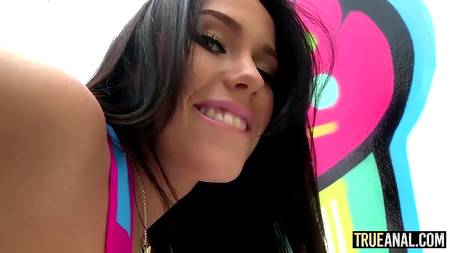 Хахаль сношает на улице рабочую жопу находящуюся в эйфории Megan Rain