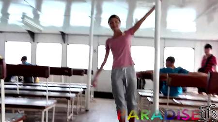 Русская парочка снимает в душевой любительское порно от первого лица